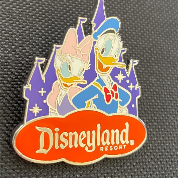 Donald Duck & Daisy Duck Disneyland Castle Pin DLR - Picture 7 of 8
